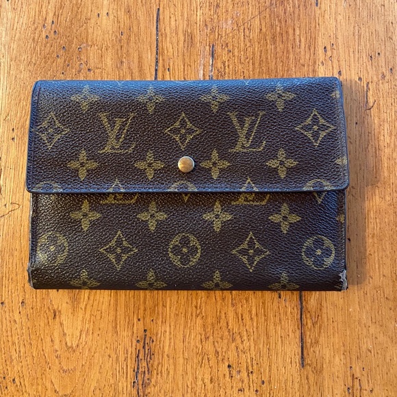 Louis Vuitton Long Passport Wallet - Picture 1 of 16